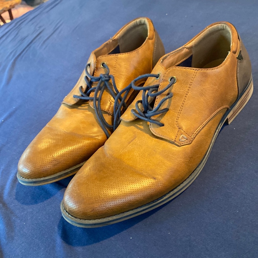 Guess mens dress brown shoe